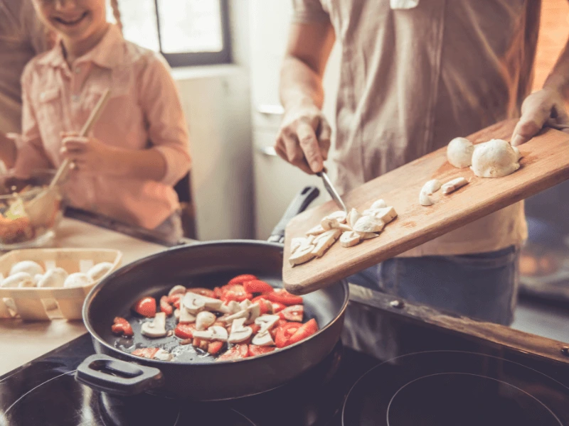 Familia preparando uma refeição juntos